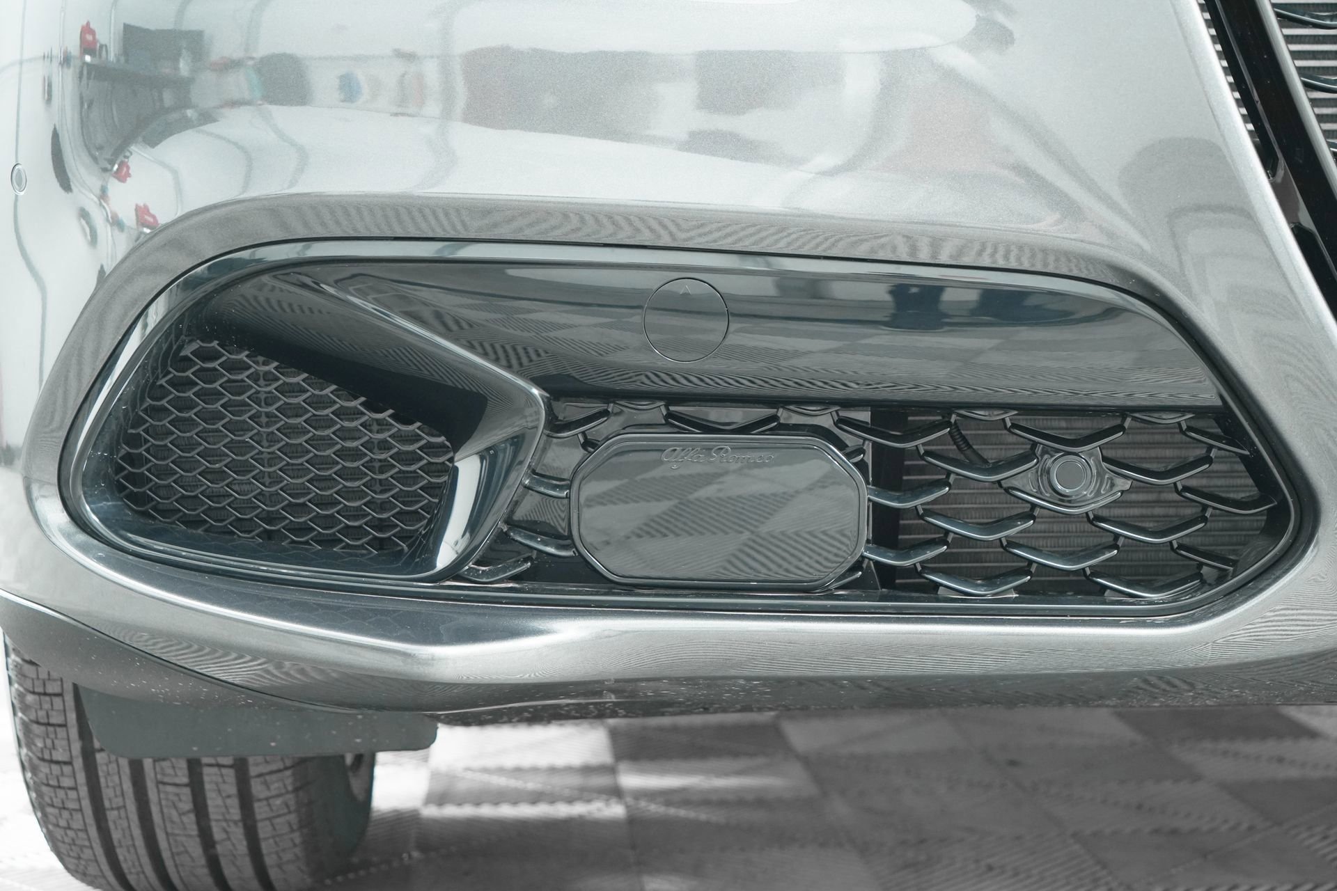 New 2025 Vesuvio Gray Metallic Exterior Paint Alfa Romeo Base image 10