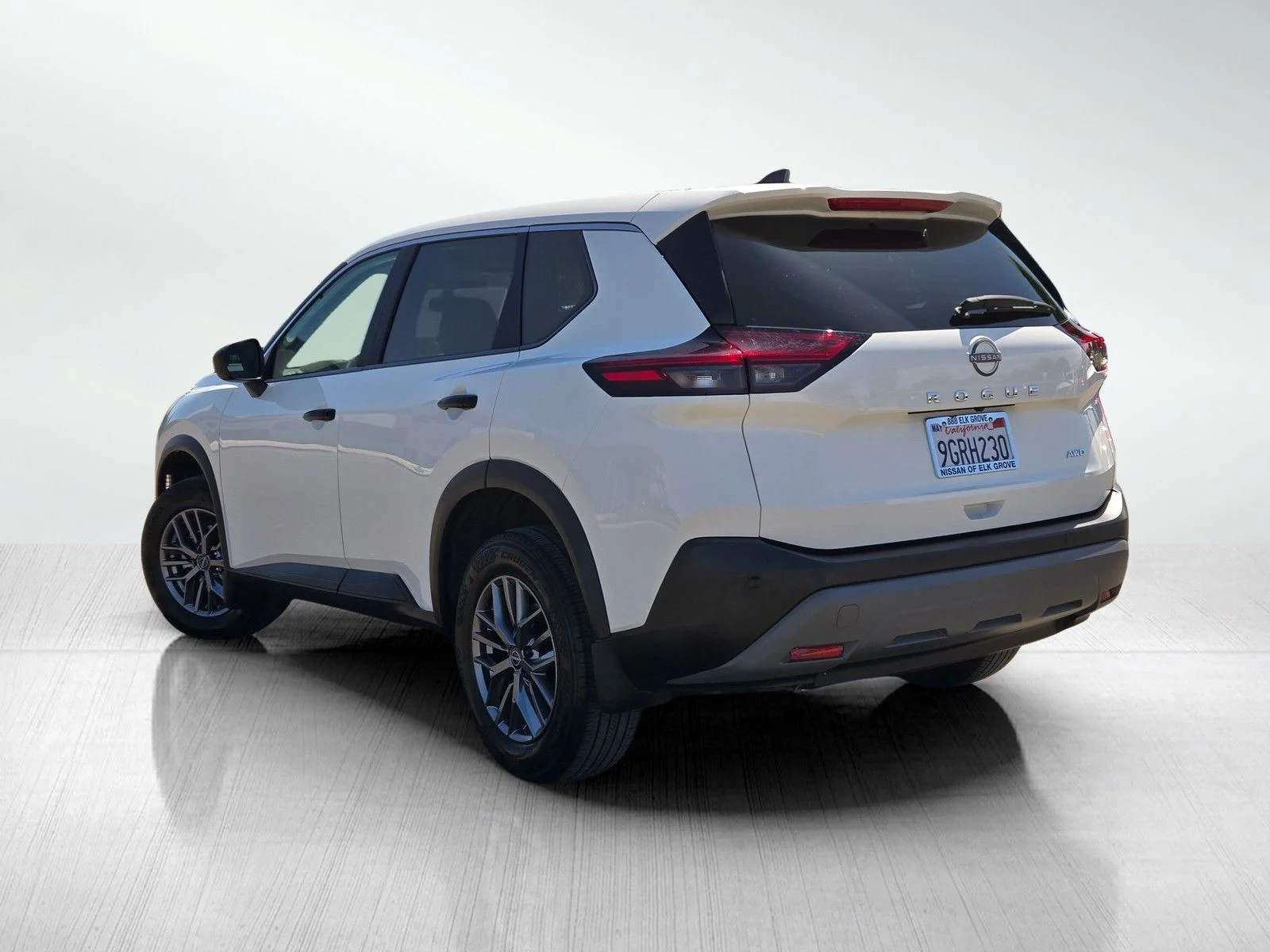 Used 2023 Glacier White Nissan S image 9