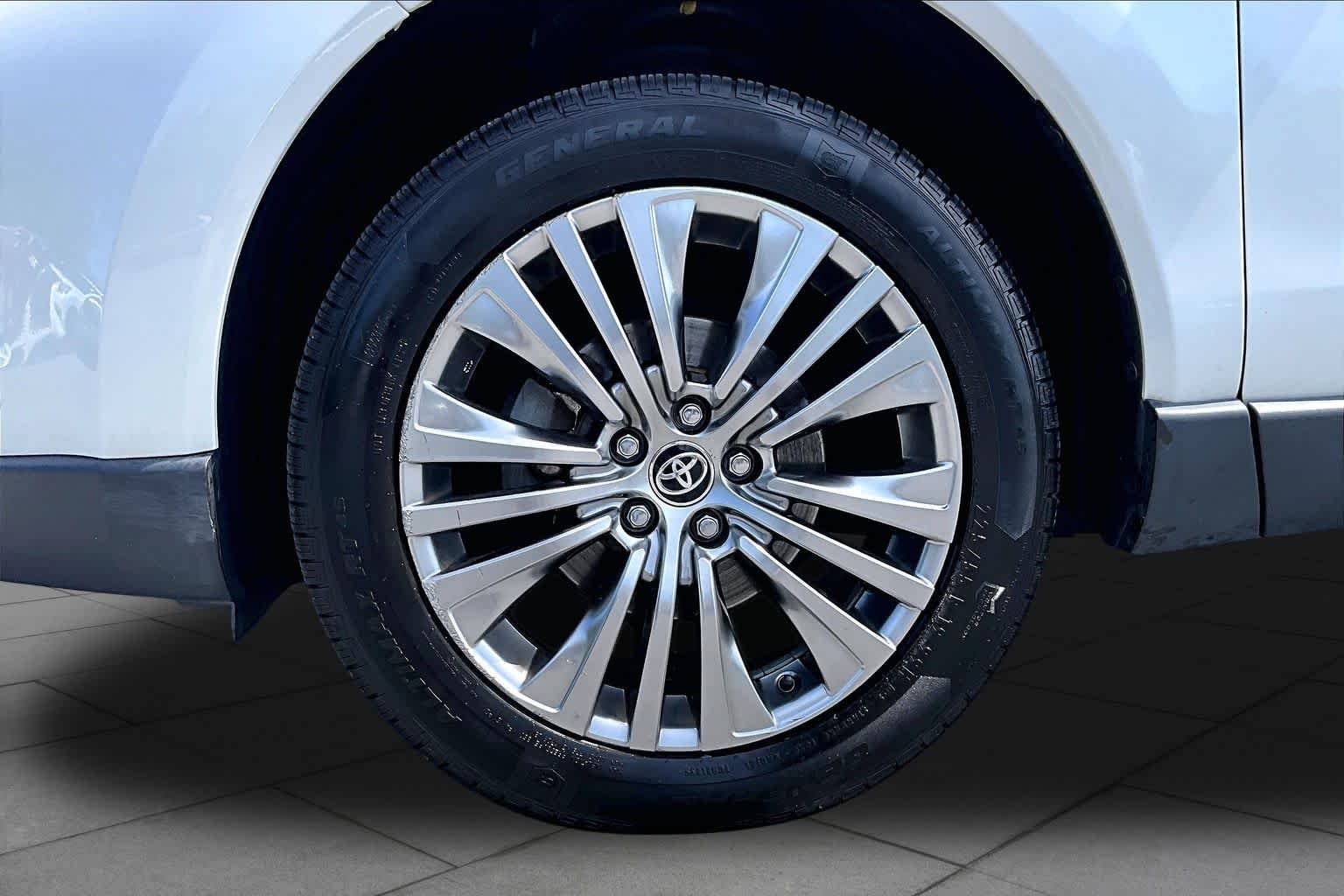 Used 2023 Wind Chill Pearl Toyota XLE image 11