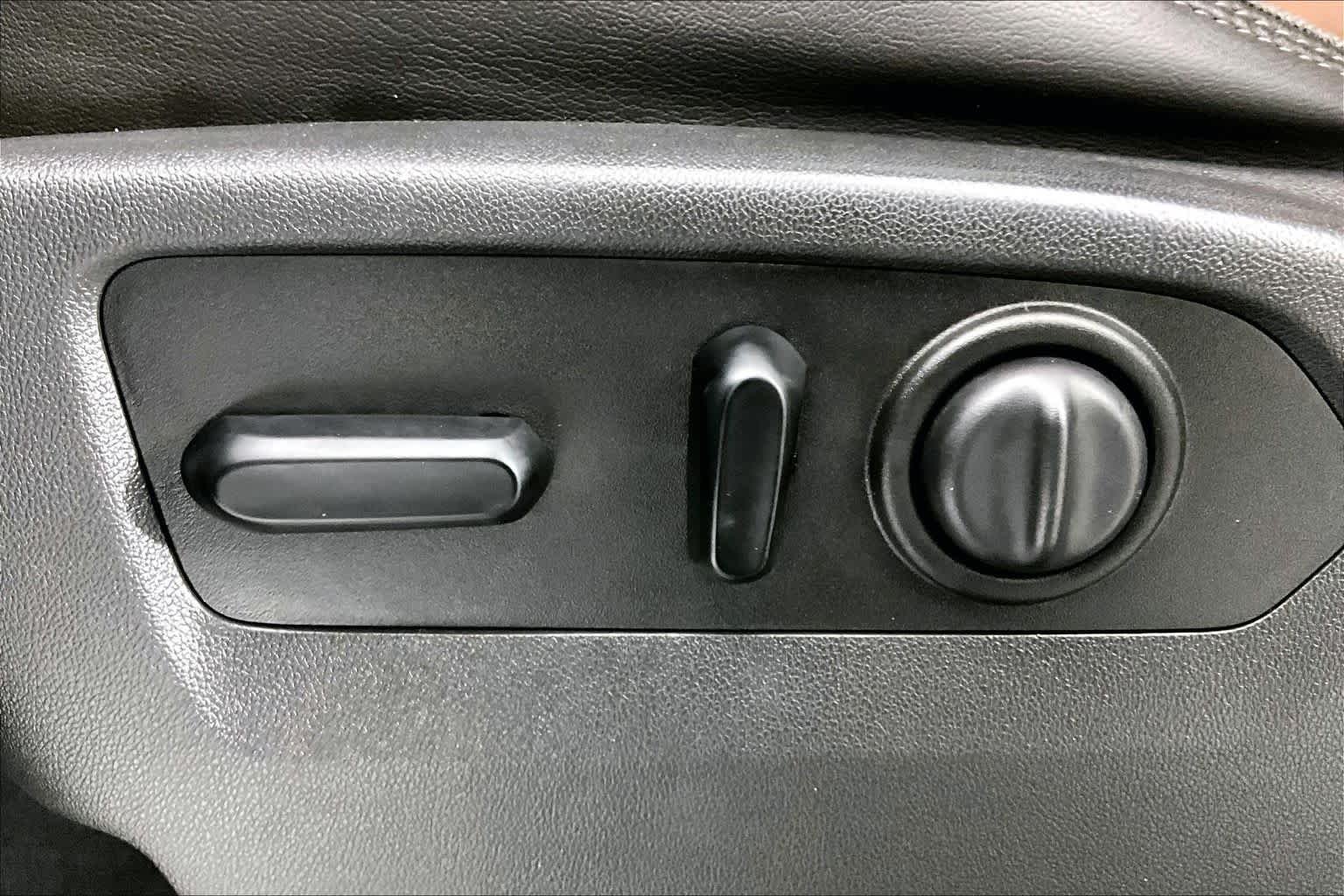 Used 2019 Iridescent Pearl Tricoat Chevrolet High Country image 32