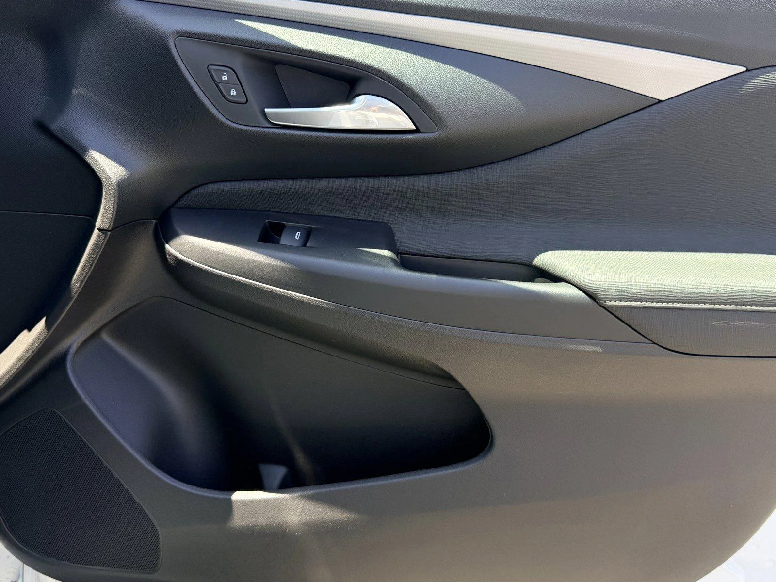 New 2026 White Frost Tricoat Buick Avenir image 9
