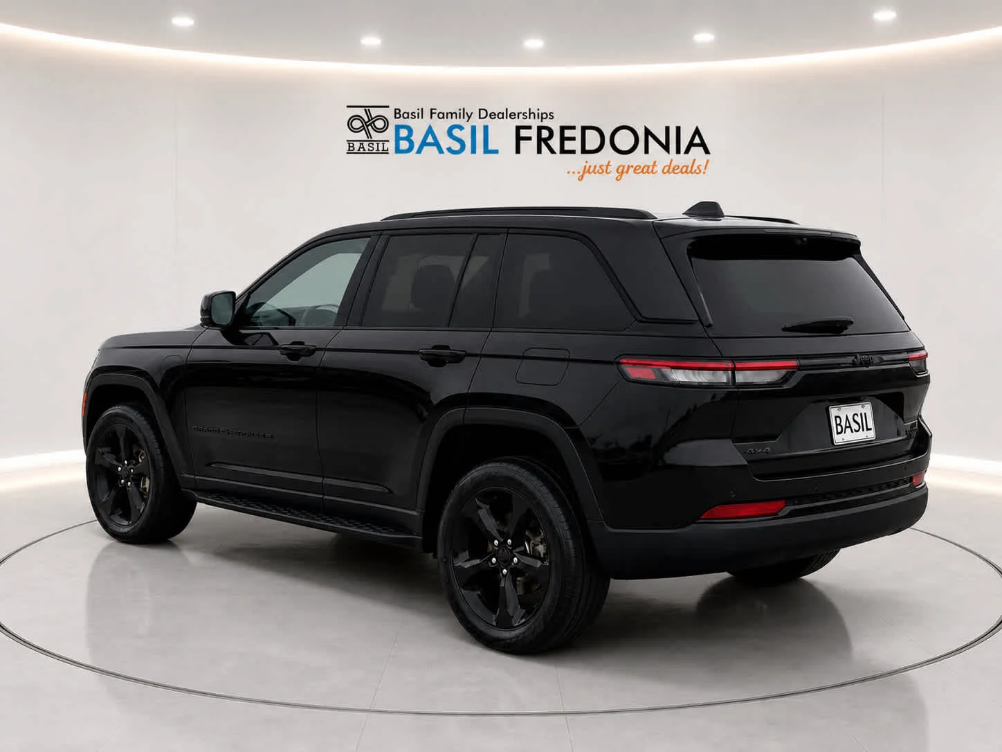 Used 2024 Diamond Black Crystal Pearl Jeep Limited image 3