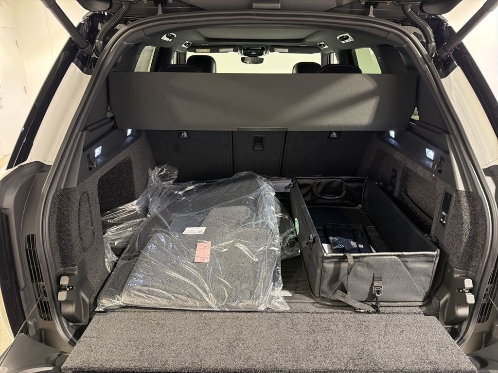 New 2026 Ostuni Pearl White Land Rover SE image 29