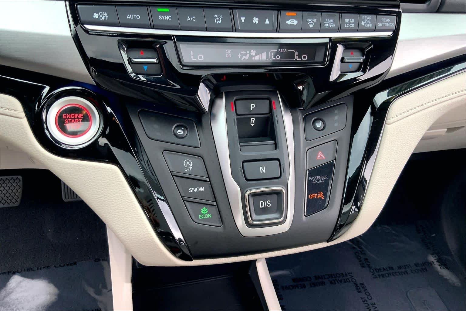 Used 2025 Solar Silver Metallic Honda Touring image 16
