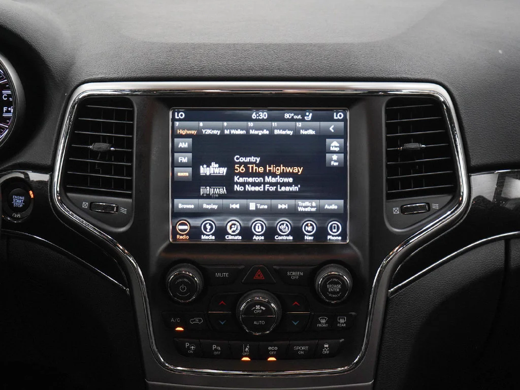 Used 2018 Bright White Clearcoat Jeep Trailhawk image 16