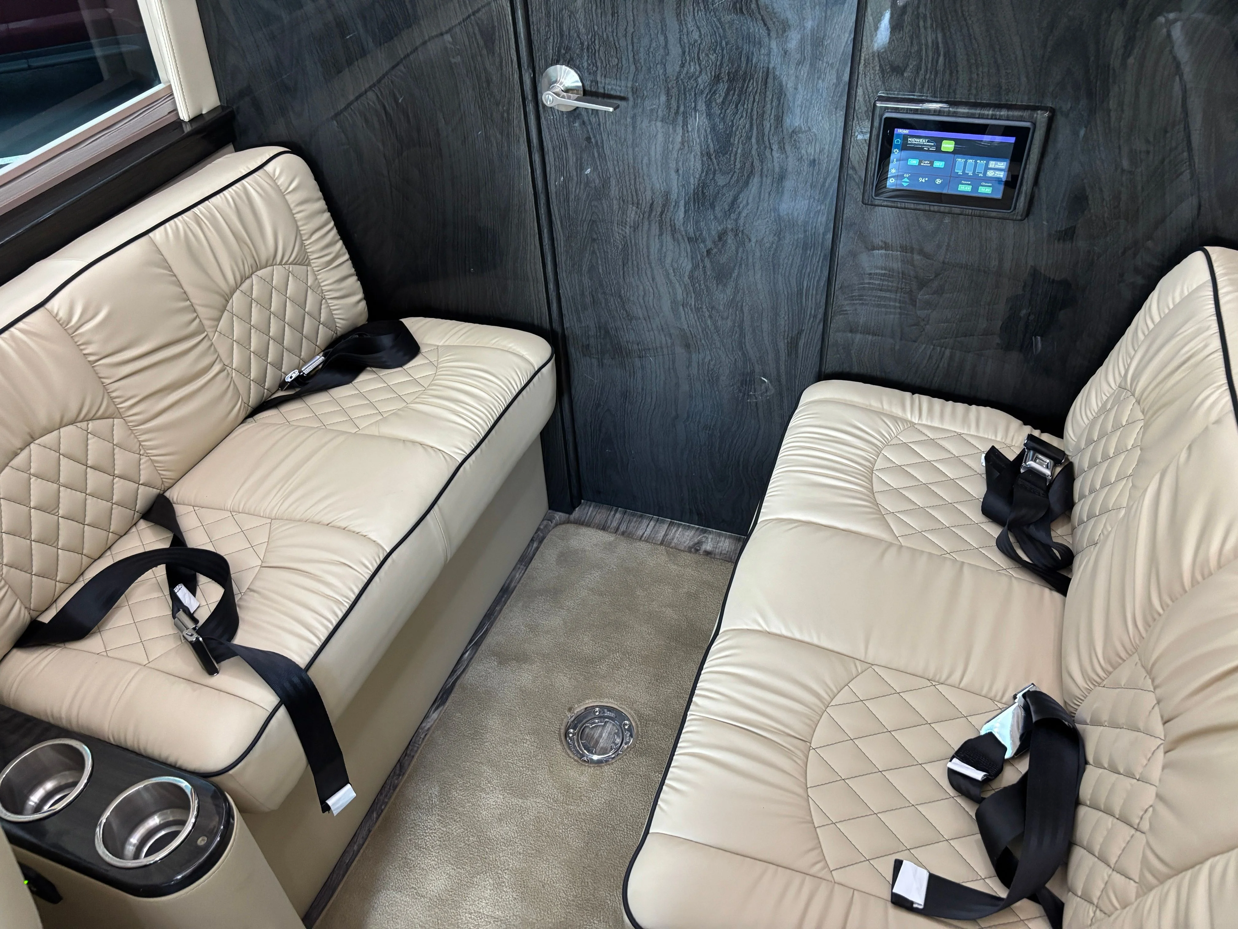 Used 2021 Silver Mercedes-Benz Midwest Luxe Cruiser image 43