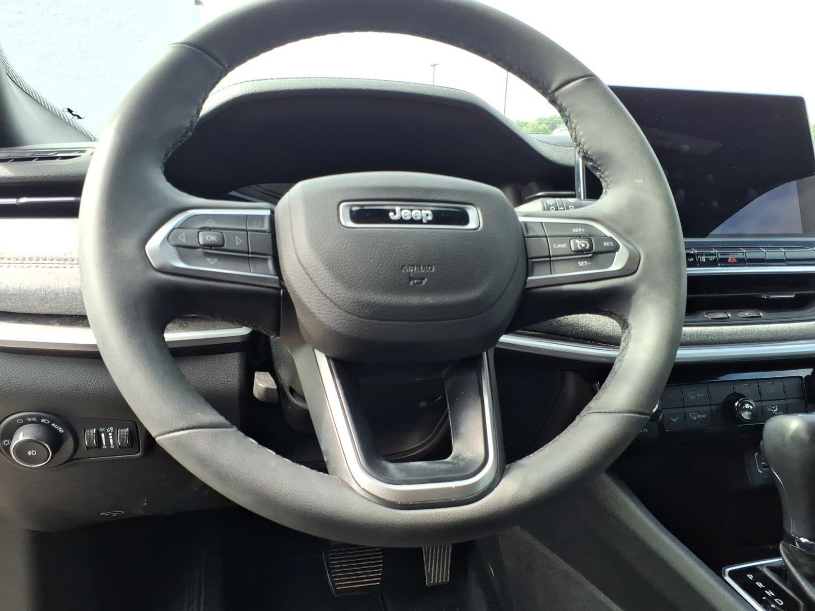 Used 2024 Bright White Clearcoat Jeep Latitude Lux image 19