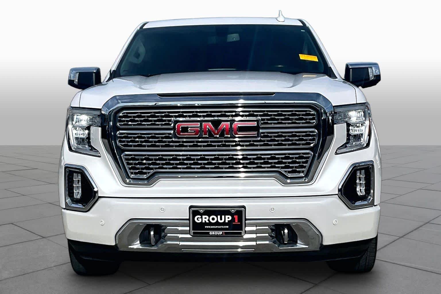 Used 2022 White Frost Tricoat GMC Denali image 4