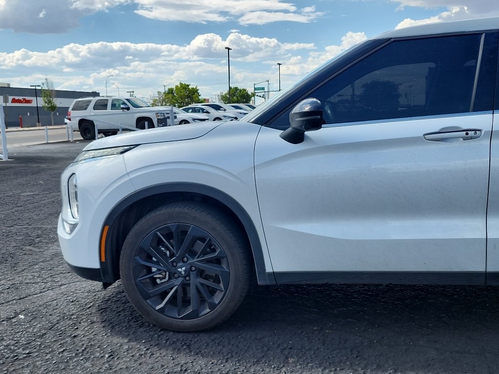 Used 2024 White Diamond Mitsubishi SE Black Edition w/Pano Roof image 10