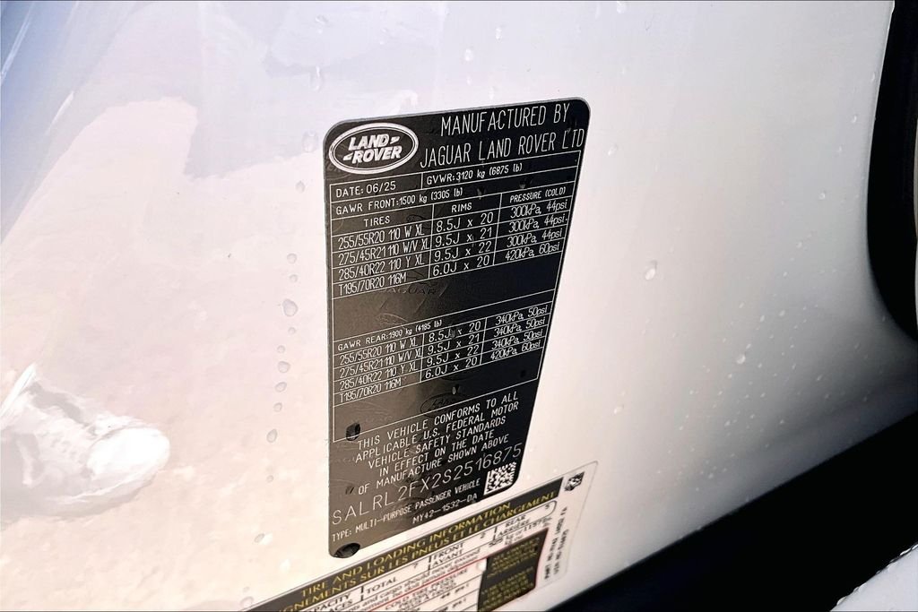 Used 2025 White Land Rover Dynamic SE image 33