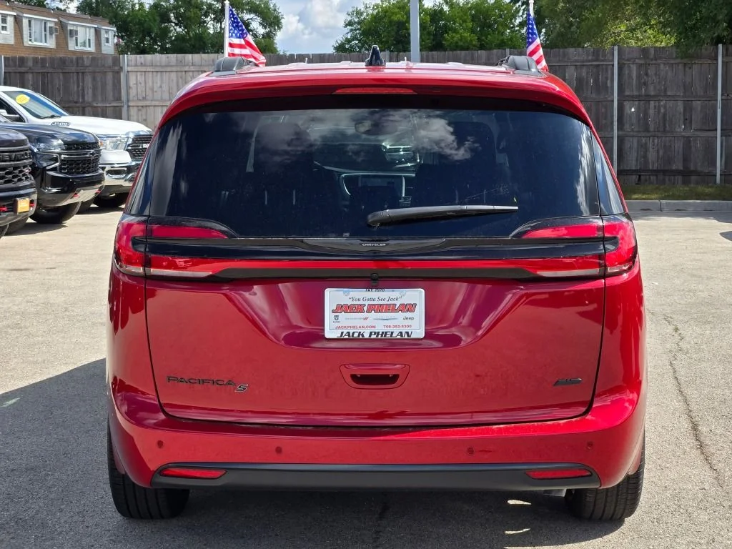 New 2026 Red Hot Pearl-Coat Exterior Paint Chrysler Select image 10