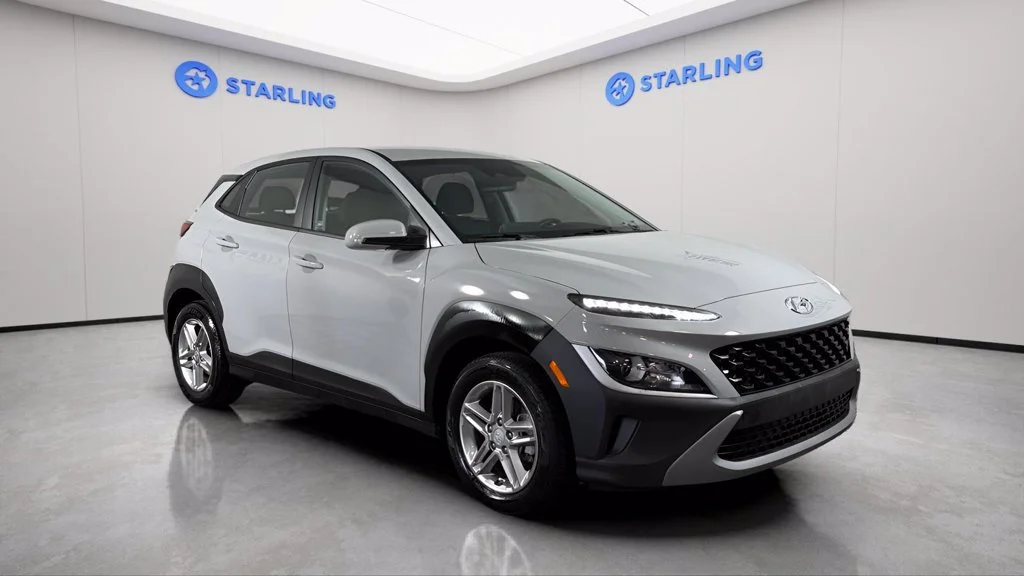 Used 2022 Silver Hyundai SE image 14