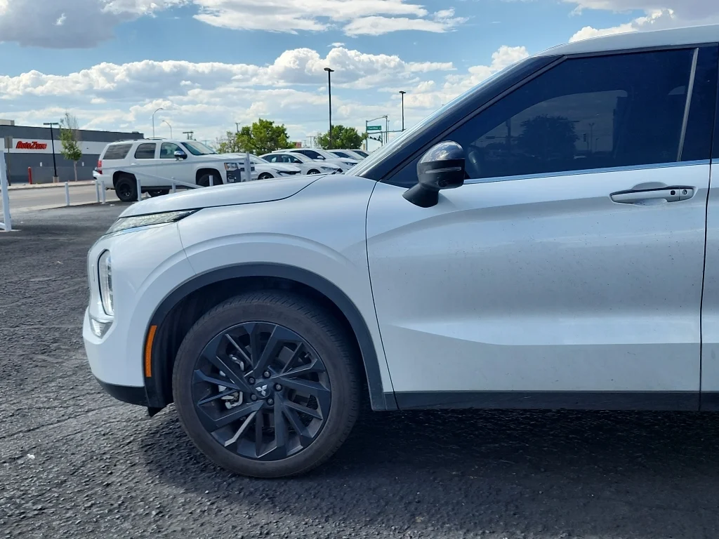 Used 2024 White Diamond Mitsubishi SE Black Edition w/Pano Roof image 10