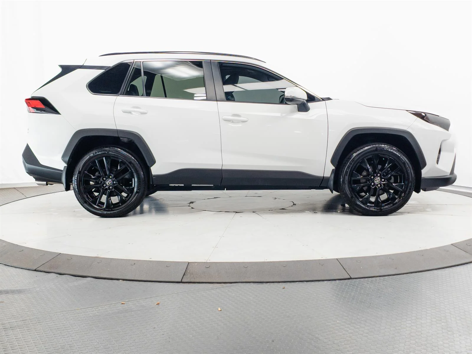 Used 2020 White Toyota XLE Premium image 13