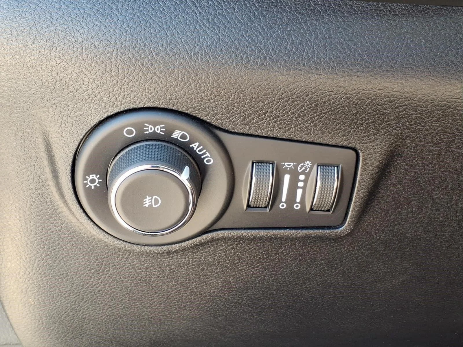 Used 2025 Bright White Clearcoat Jeep Trailhawk image 19