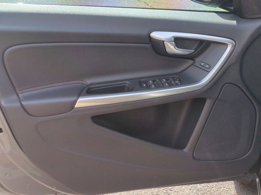 Used 2016 Gray Volvo T5 image 11