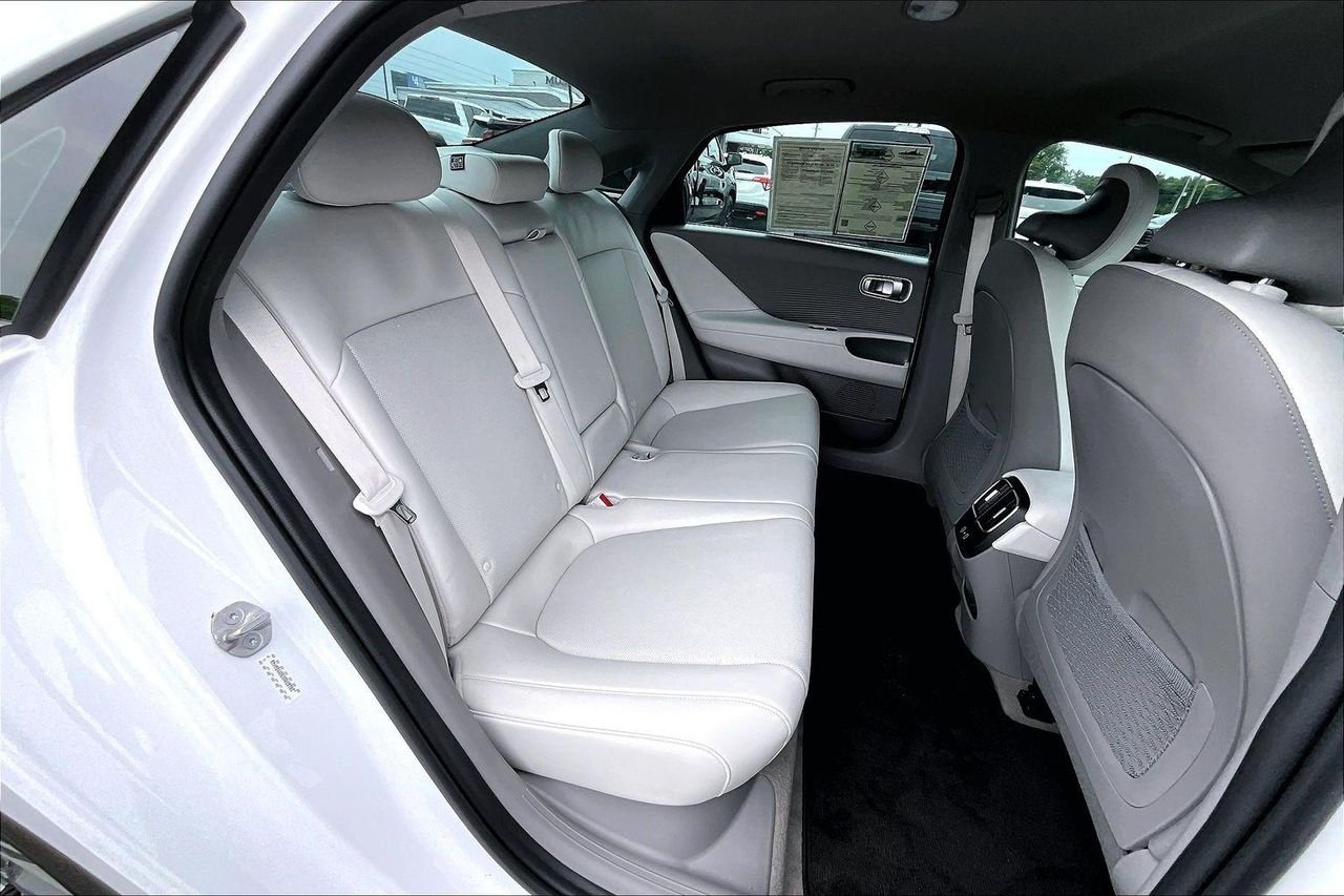 Used 2025 Serenity White Hyundai SEL image 27