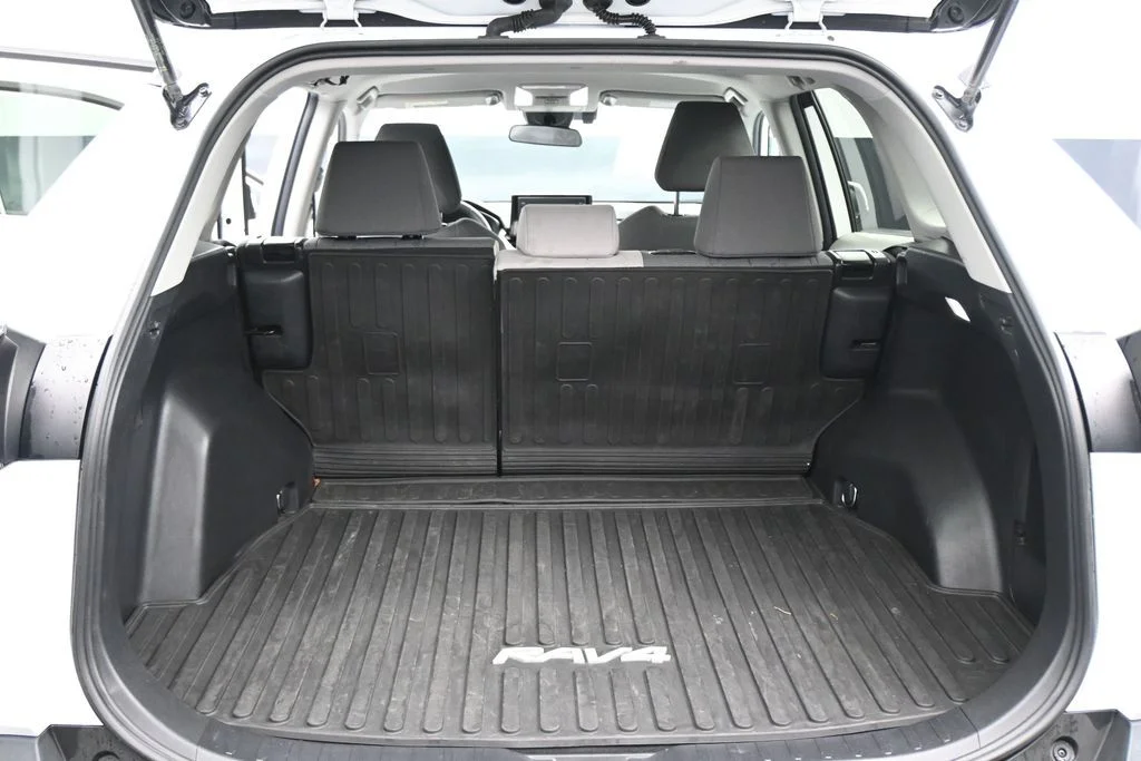 Used 2022 White Toyota XLE image 27