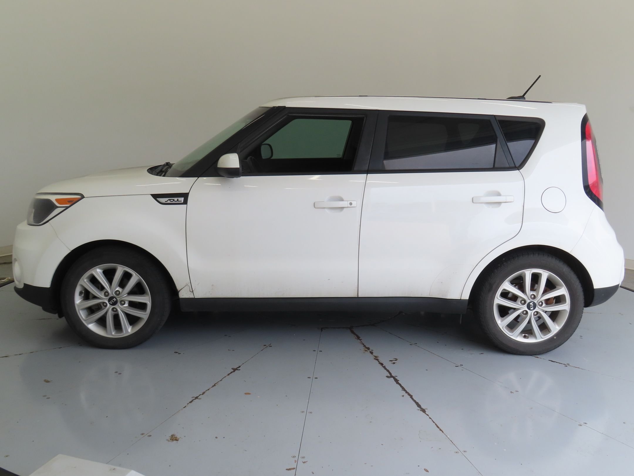 Used 2018 White Kia Plus image 7