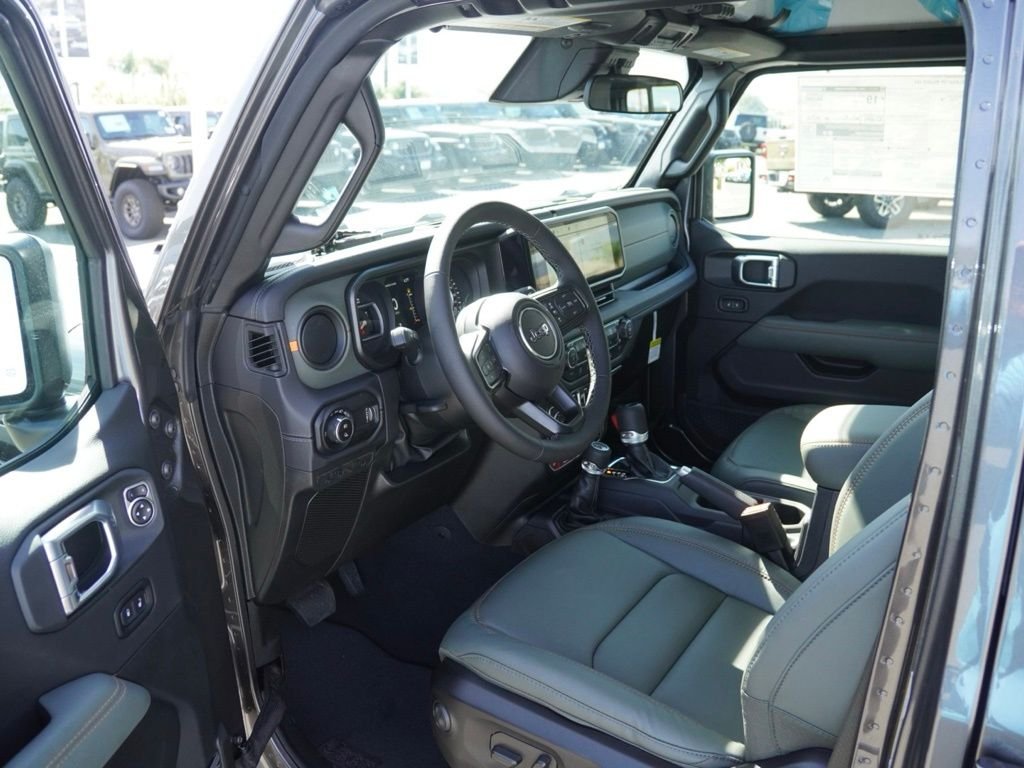 New 2026 Granite Crystal Metallic Clear-Coat Exterior Paint Jeep Mojave image 17