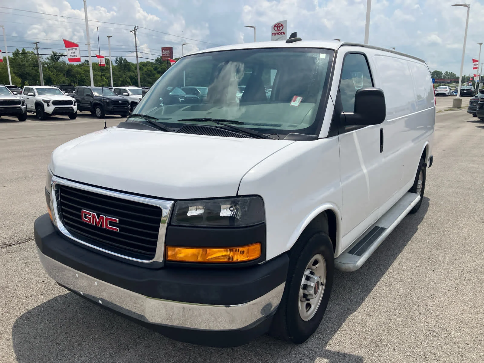 Used 2022 Summit White GMC  image 3