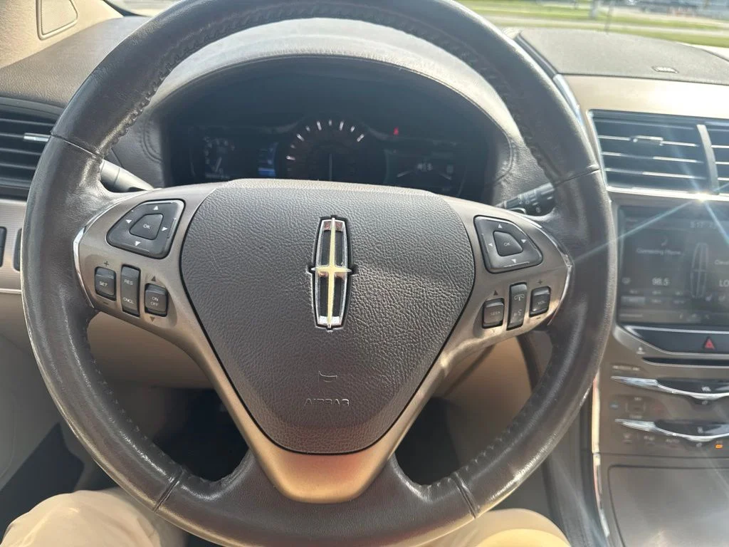 Used 2015 White Lincoln Base image 16