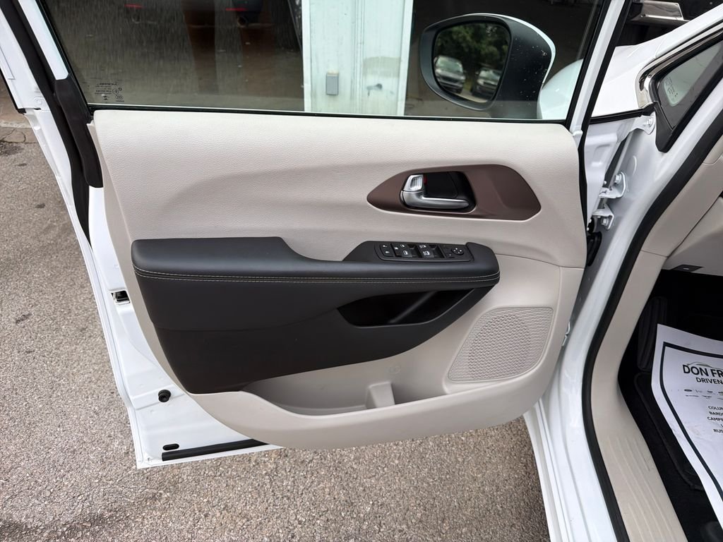 Used 2023 White Chrysler LX image 12