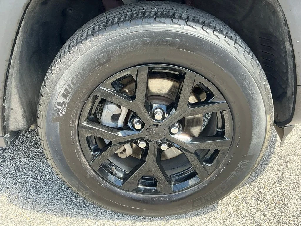 Used 2024 Red Jeep Altitude image 13