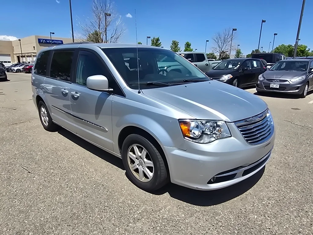 Used 2011 Bright Silver Metallic Clearcoat Chrysler Touring image 17
