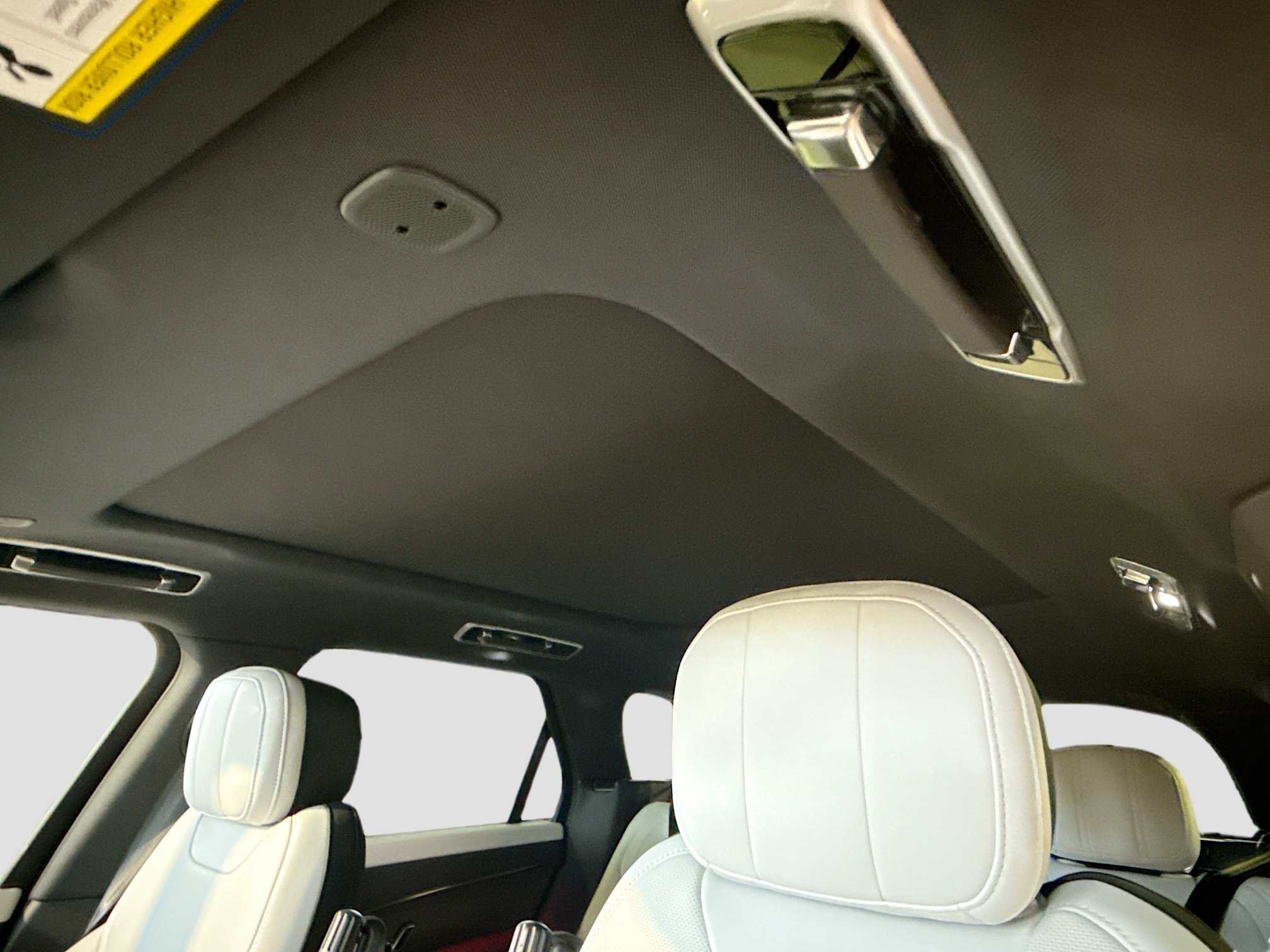 New 2026 Ostuni Pearl White LAND ROVER Dynamic SE image 28