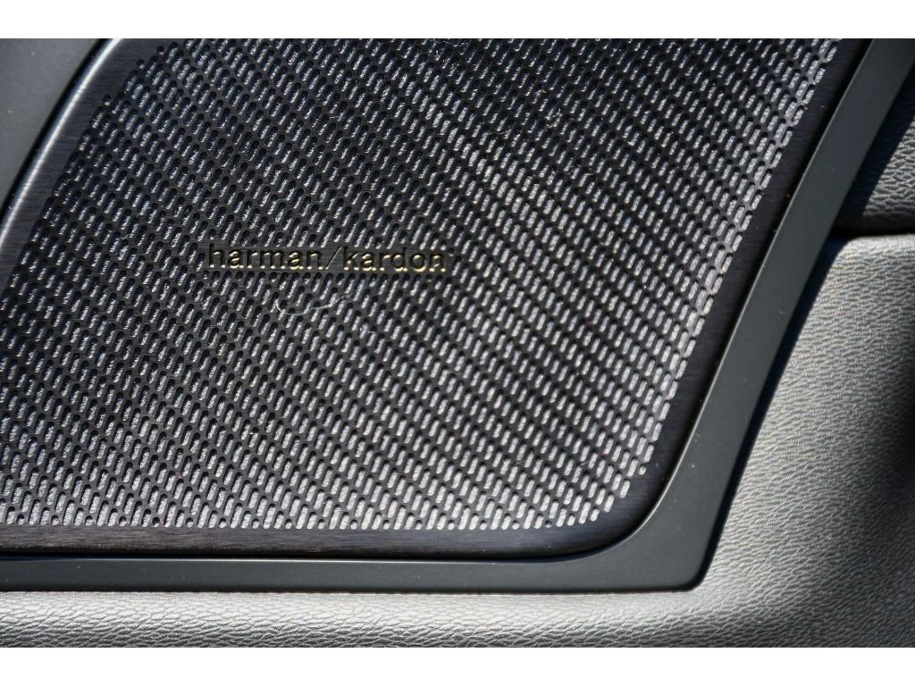 Used 2022 Platinum Grey Metallic Volvo R-Design image 28