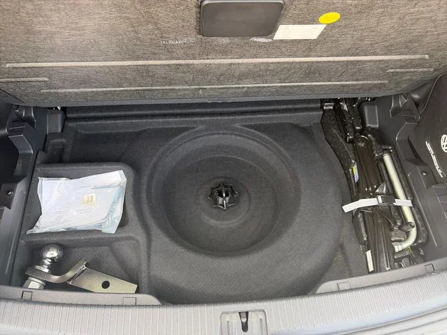 Used 2018  Volkswagen SEL image 33