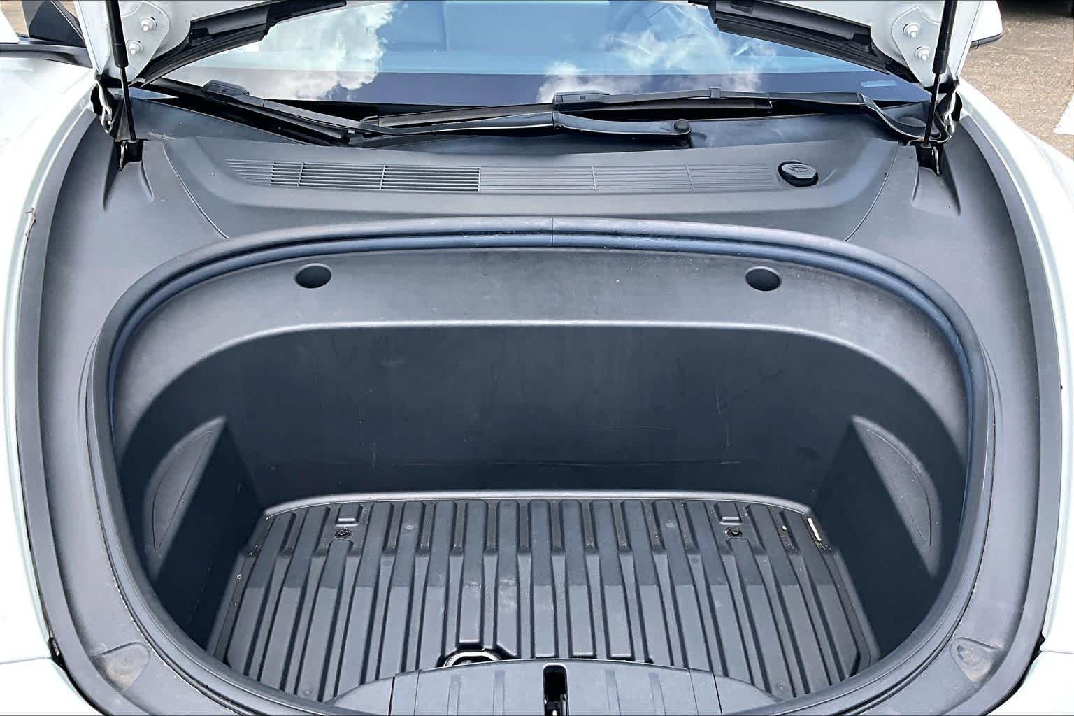 Used 2022 Pearl White Multi-Coat Tesla  image 29