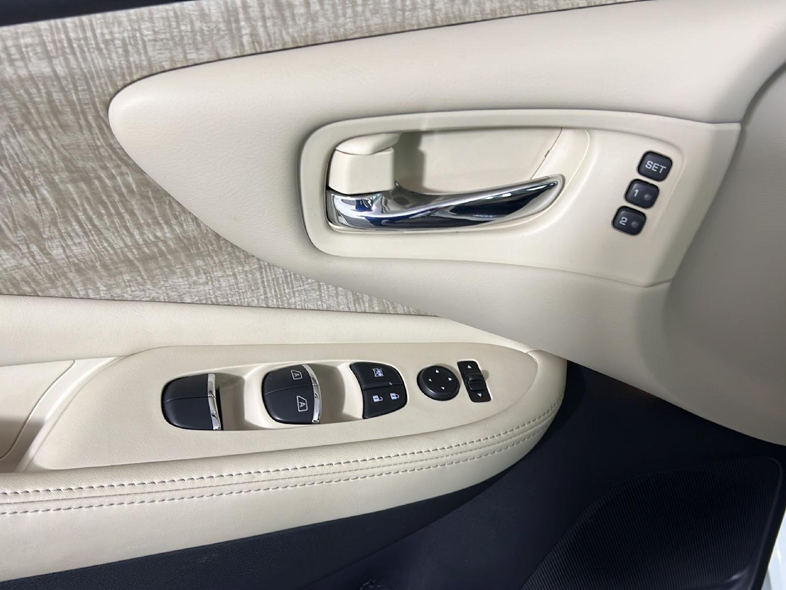 Used 2021 Pearl White Tricoat Nissan SL image 16