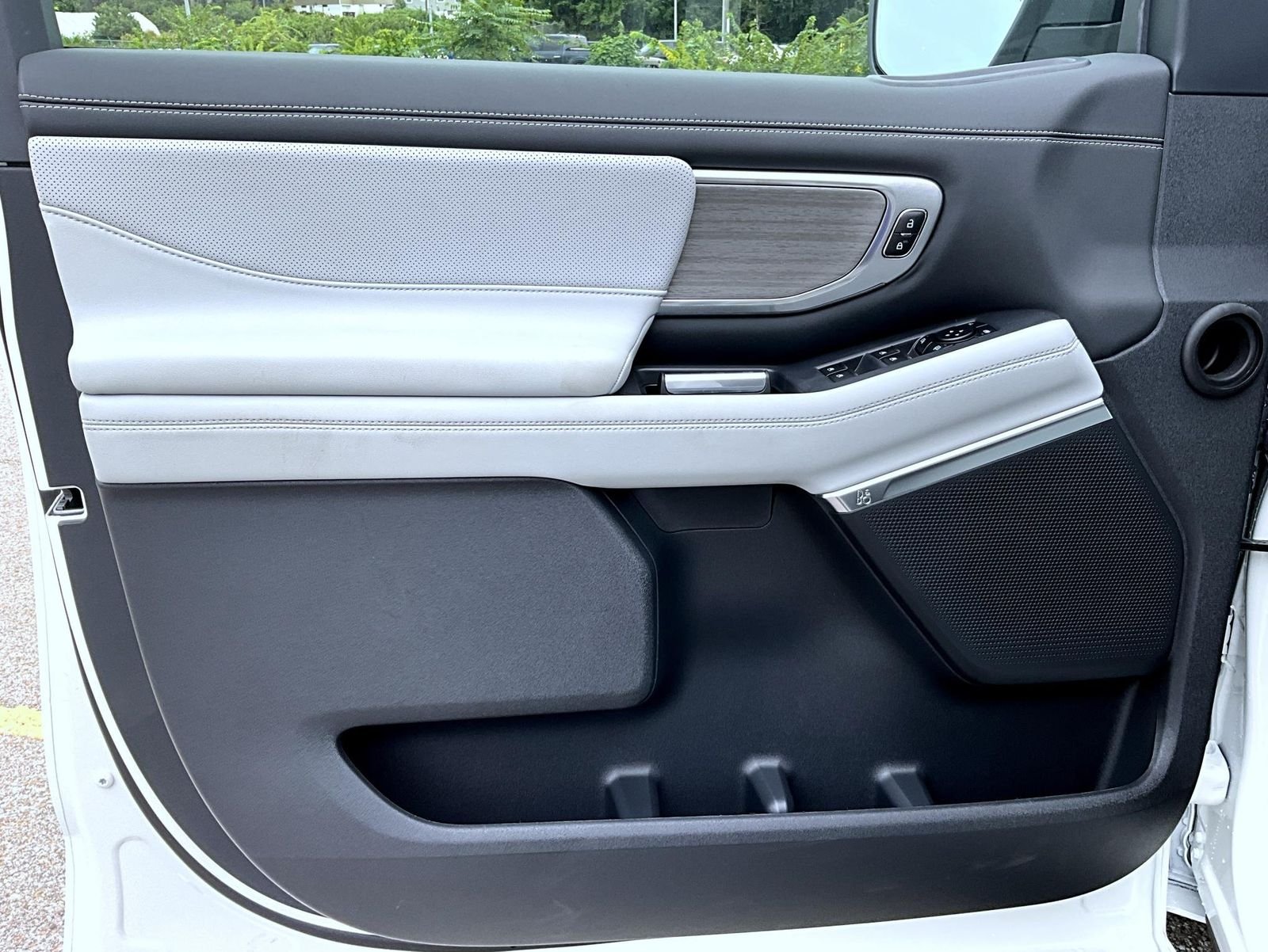 New 2027 Star White Metallic Tri-Coat Ford Platinum image 12
