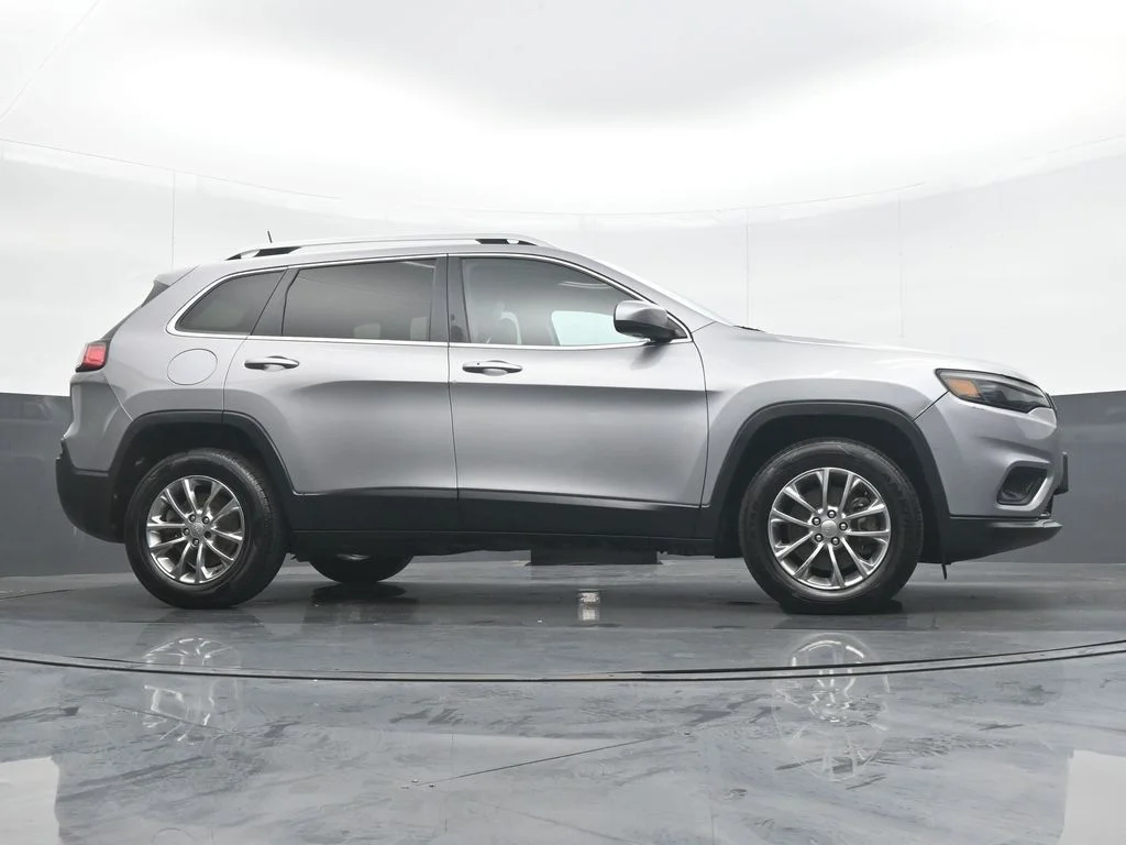 Used 2019 Silver Jeep Latitude Plus image 31