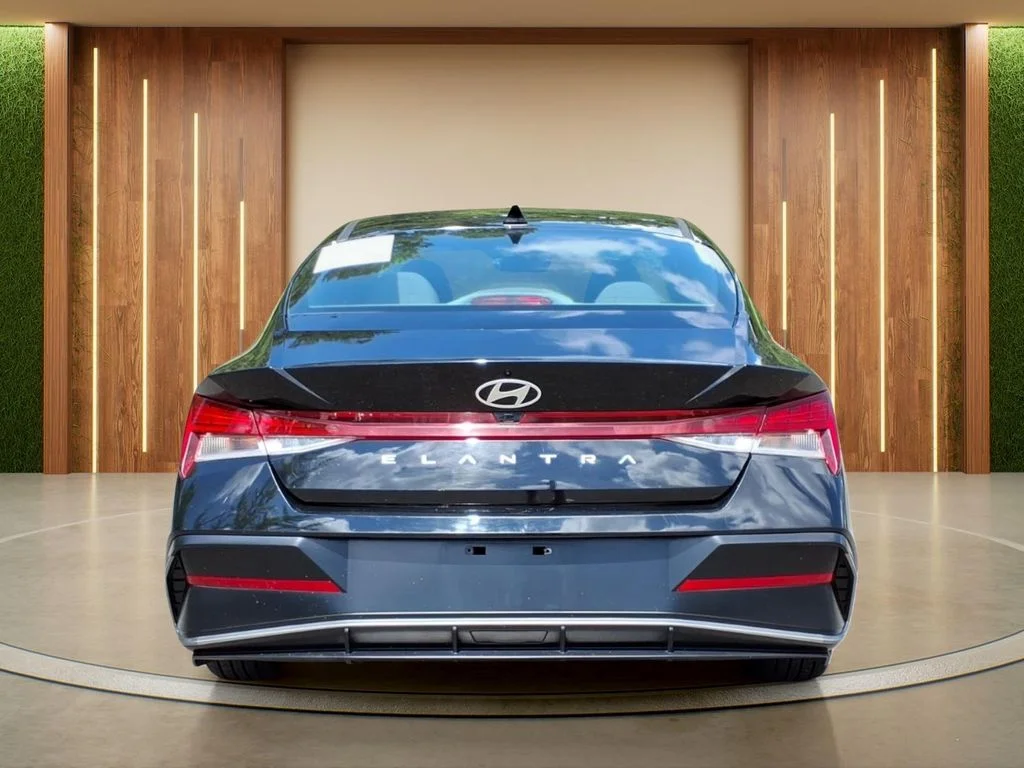Used 2025 Black Hyundai SEL Convenience image 31