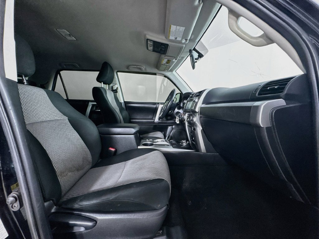 Used 2018 Midnight Black Metallic Toyota SR5 image 31