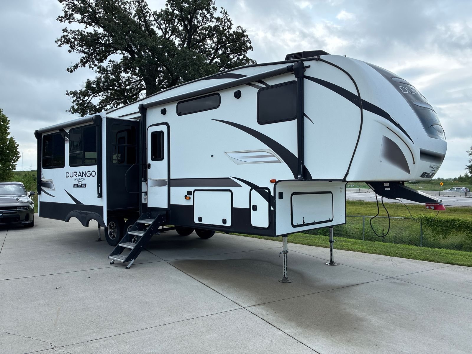 Used 2020 White DURANGO  image 1