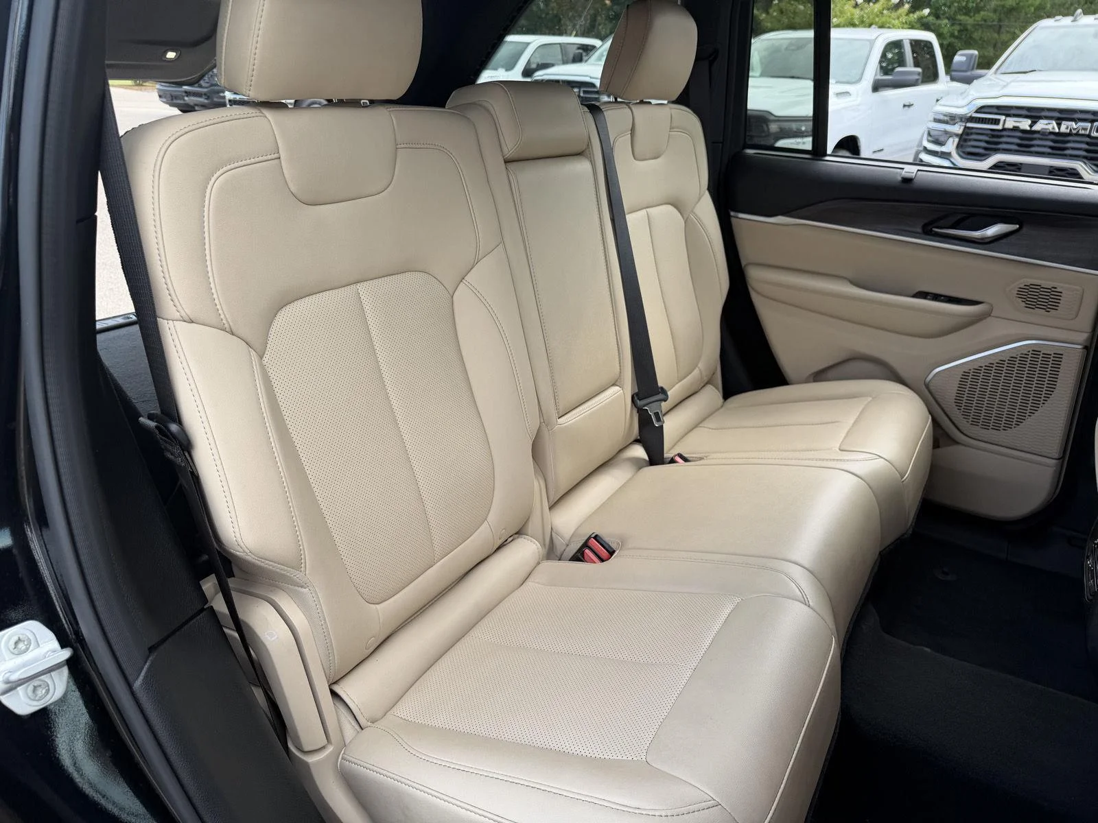 Used 2025 Diamond Black Crystal Pearlcoat Jeep Limited image 20