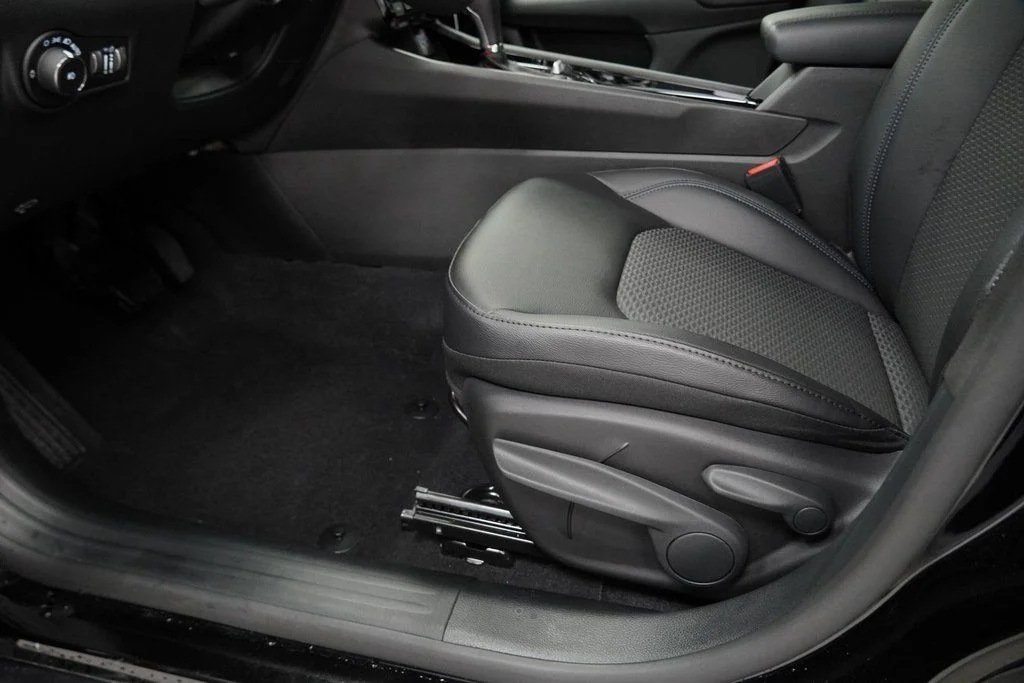 New 2026 Diamond Black Crystal Pearlcoat Jeep Latitude image 30