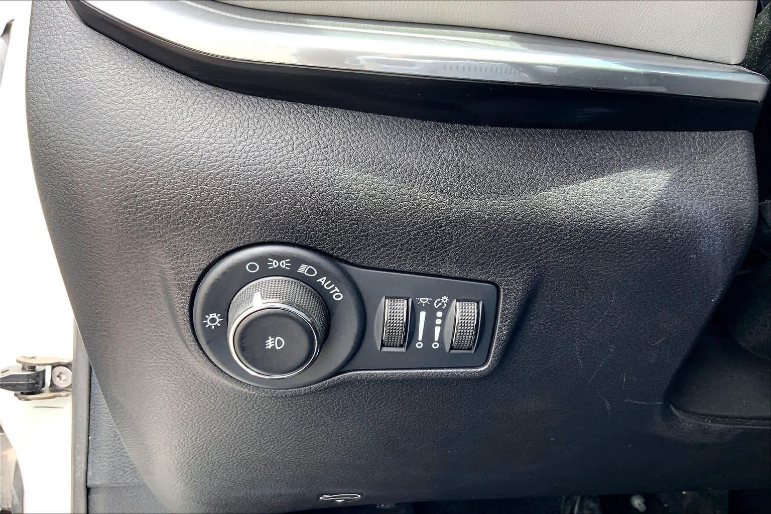 Used 2024 Bright White Clearcoat Jeep Limited image 33