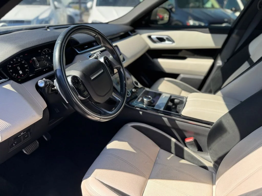 Used 2019 Byron Blue Metallic Land Rover SE R-Dynamic image 11