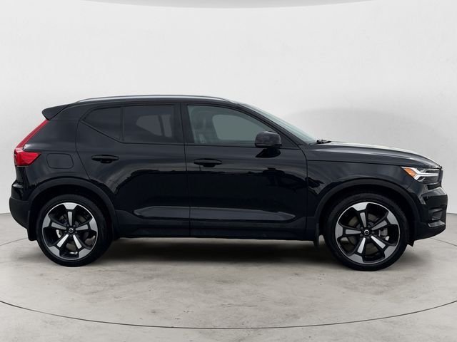 Used 2020 Black Volvo Momentum image 4