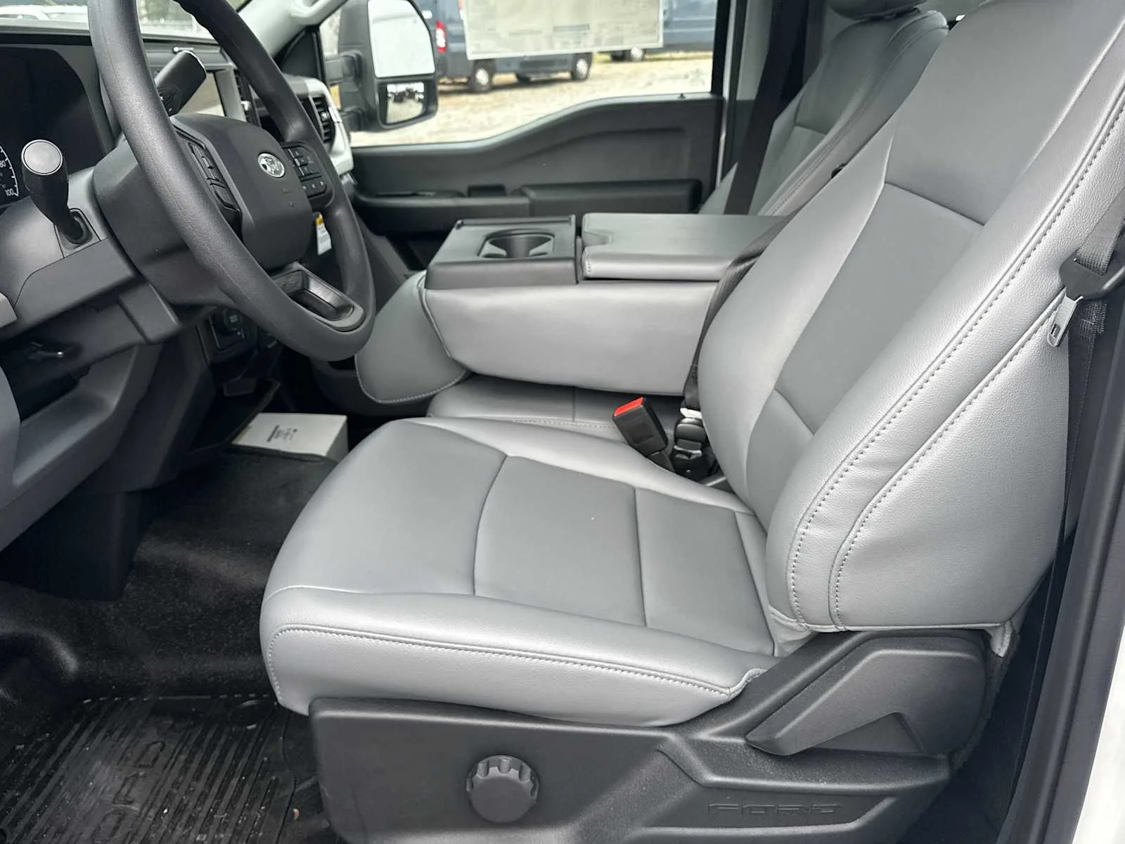 2025 Ford F-350 Super Duty Chassis Cab XL - Photo 10