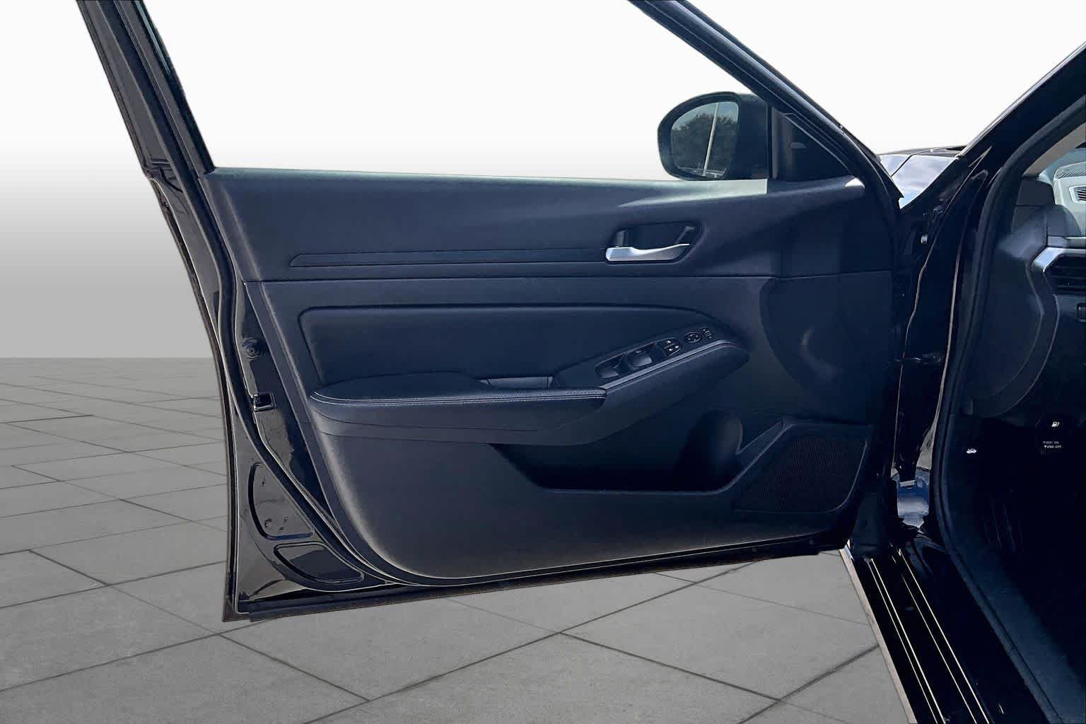 Used 2024 Super Black Nissan 2.5 SV image 20