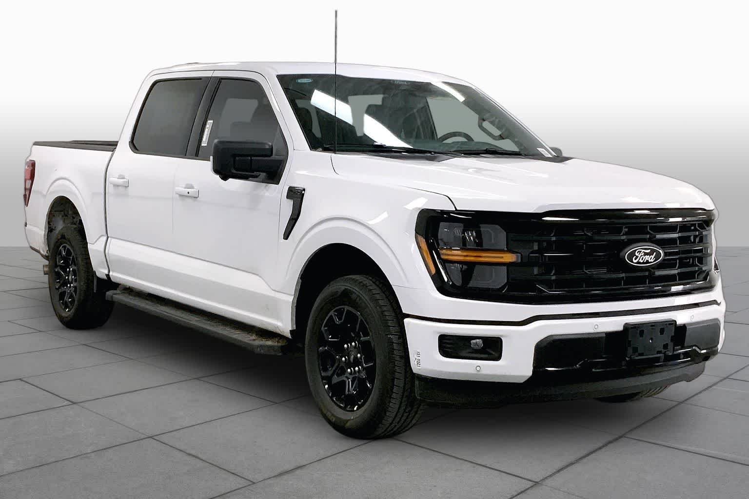 New 2026 Oxford White Ford XLT image 2
