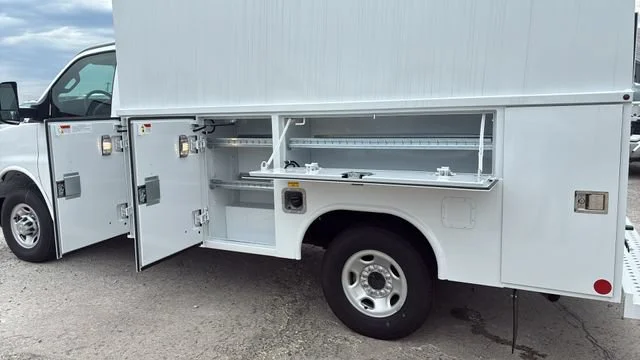 New 2025 Summit White Chevrolet 1WT image 9