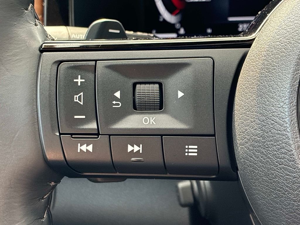 Used 2025 Black Nissan Platinum image 28