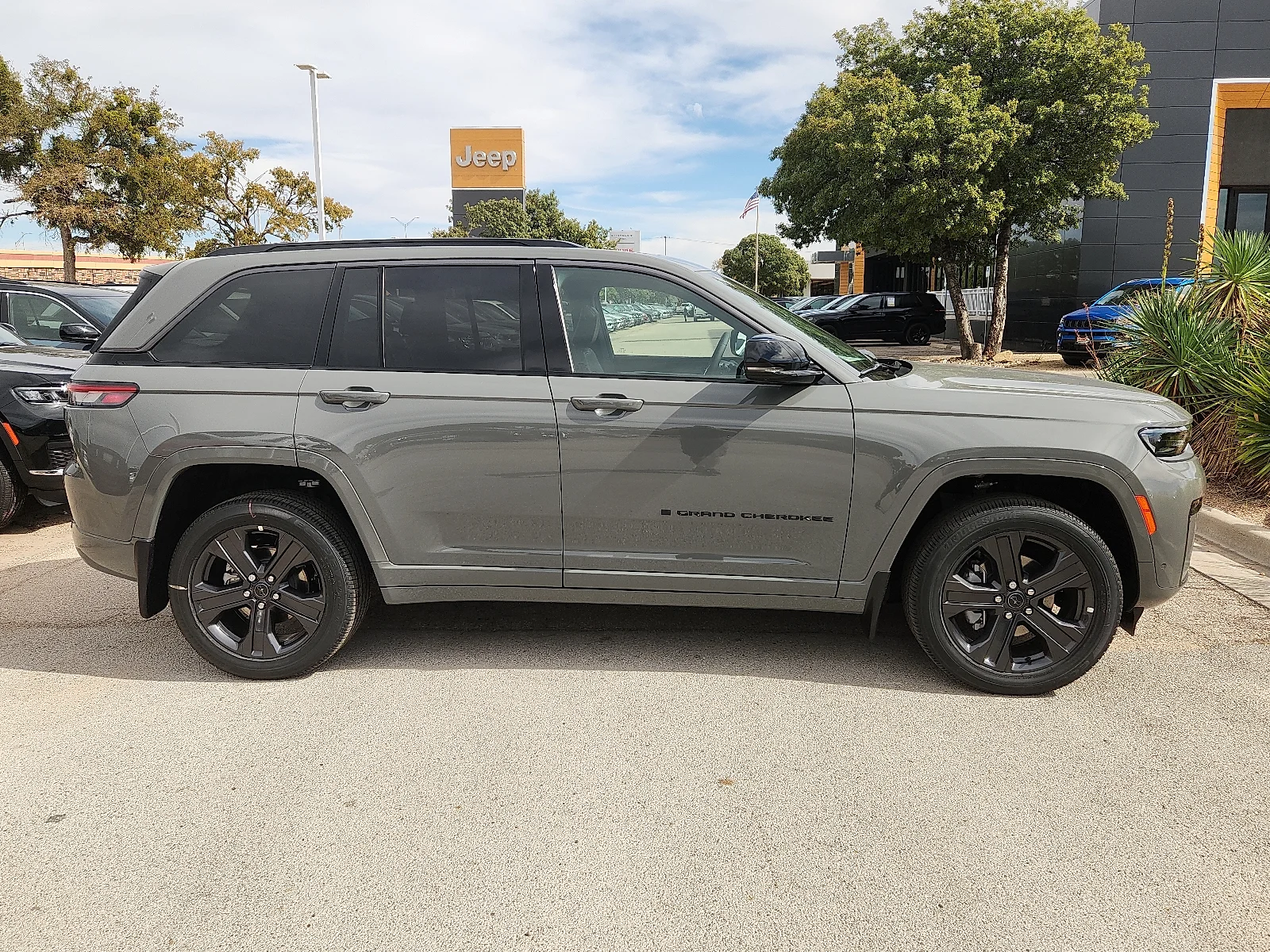 New 2027 Sting-Gray Clear-Coat Paint Jeep LIMITED RESERVE 4X4 image 5